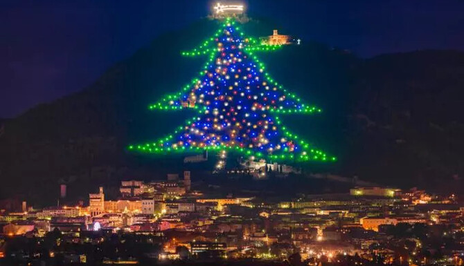 В Італії запалили найбільшу ялинку в світі - 750 метрів, і жодного постраждалого дерева