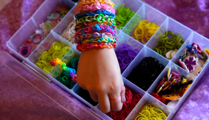 7-річна дівчинка зібрала для дитячої лікарні 20 тис. доларів, продаючи саморобні браслети