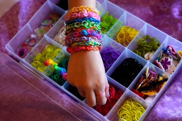 7-летняя девочка собрала для детской больницы 20 тыс. долларов, продавая браслеты из резинок