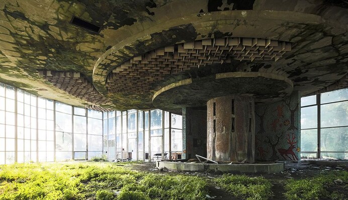 Фотограф показав, як природа змінила покинутий готель, і отримав престижну премію