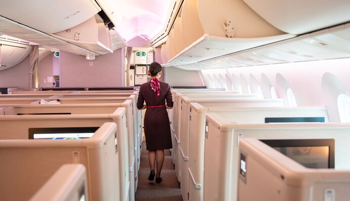 Власти Китая советуют стюардессам носить подгузники во время рейсов - все ради борьбы с Covid-19