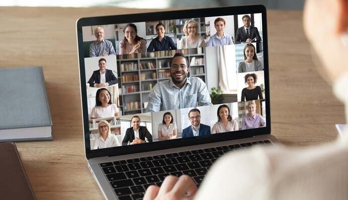 Политик заскучал на Zoom-конференции, и стал играться зажигалкой - на камеру попал самый горячий эпизод его карьеры