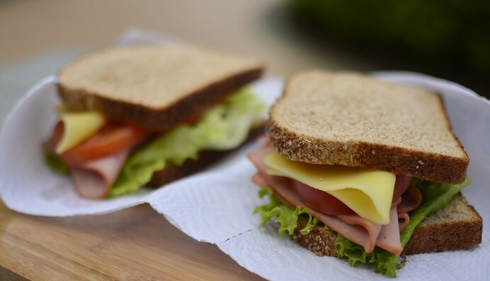 Жена годами готовила мужу на обед надкушенные сэндвичи - это не месть, а очень милая история любви