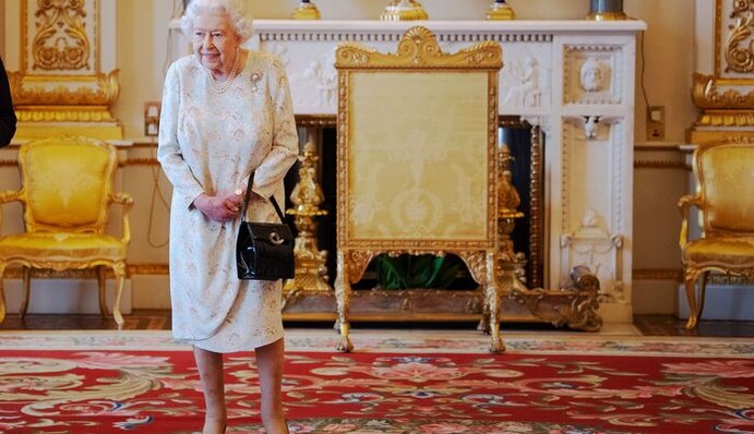 Кажуть, Єлизавета II не розлучається з сумочкою навіть вдома: 10 версій, що в ній зберігає королева