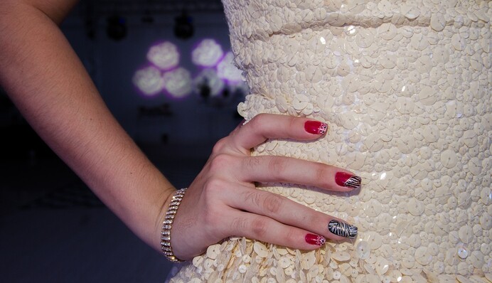 10 ідей новорічного манікюру для довгих нігтів: Санта, олені, сніг і конфеті