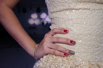 10 идей новогоднего маникюра для длинных ногтей: Санта, олени, снег и конфетти