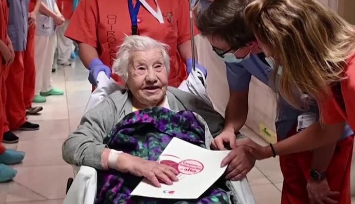 Испанские врачи проводили аплодисментами 104-летнюю пациентку, которая вылечилась от Covid-19