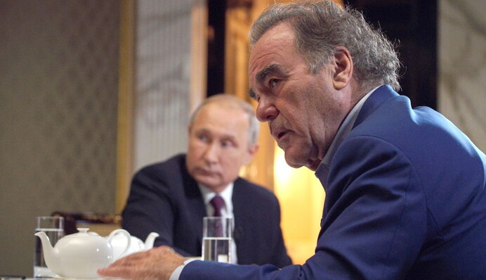 Режиссер Оливер Стоун привился от коронавируса российской вакциной 