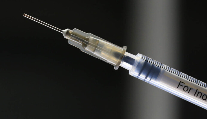 Чи небезпечна вакцинація від коронавірусу: розвінчуємо 5 головних страхів українців