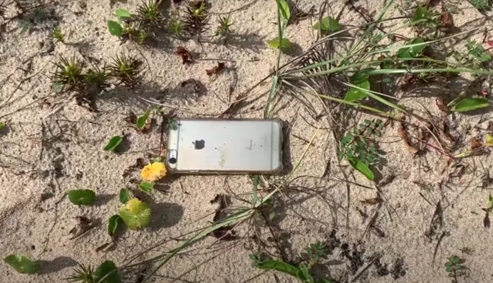 Чоловік впустив телефон з літака і знайшов його неушкодженим - тепер у нього є дуже ефектне відео