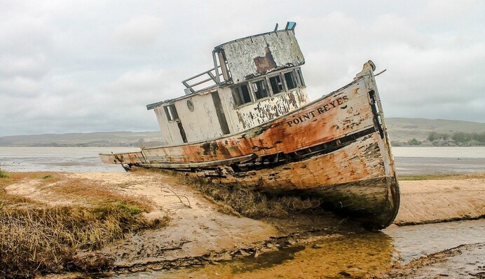 К Маршалловым островам прибило лодку с едва заметным тайником - около двух лет в океане дрейфовал груз на $80 млн