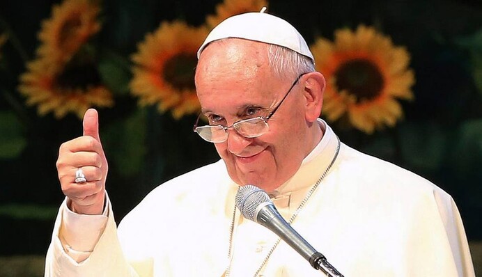 Кажуть, у Папи Римського знову здригнулася рука: ще одна модель у купальнику похвалилася особливим лайком в Instagram