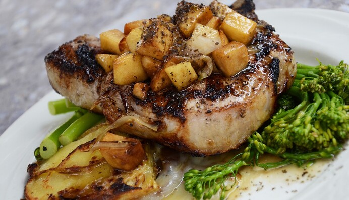 Готовим мясо по-французски на новогодний стол: простой рецепт и советы