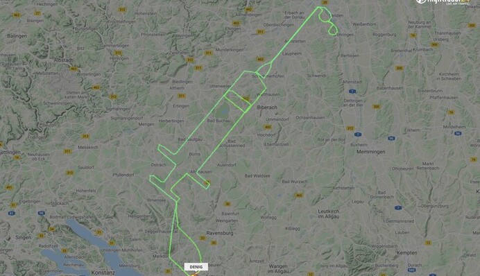 Пилот изобразил в небе шприц и посвятил его вакцине от Covid-19