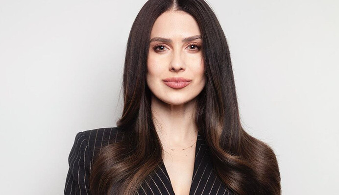 Жену Алека Болдуина обвинили во лжи - говорят, она врала о своем происхождении