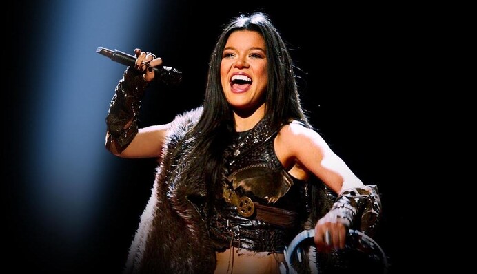 У пальто та светрі: співачка Руслана показала, як 25 років тому вийшла заміж