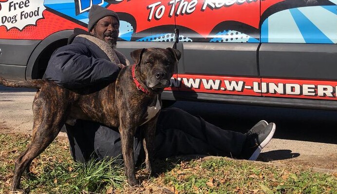 Бездомний чоловік врятував тварин з палаючого притулку - їх не хотіли чіпати навіть пожежники