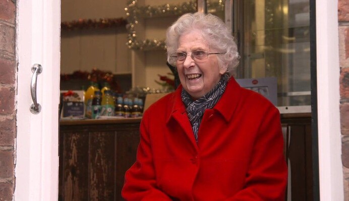 В Британии старейшая женщина-почтальон ушла на пенсию после 80 лет службы