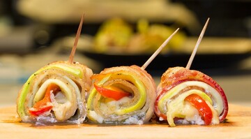 Готуємо на Новий рік легкі рулети з шинки та сиру: рецепт закуски до свята