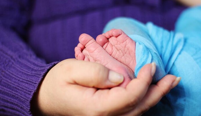 Женщина с Covid-19 преждевременно родила на аппарате ИВЛ - врачи спасли всю семью