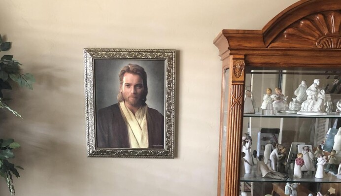 Хлопець подарував батькам портрет Обі-Вана Кенобі - вони досі впевнені, що їх вітальню охороняє Ісус