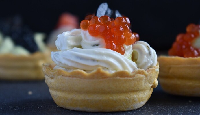 Готуємо на Новий рік легкі закуски з червоною ікрою: рецепти та поради до свята