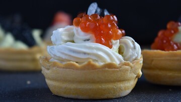 Готуємо на Новий рік легкі закуски з червоною ікрою: рецепти та поради до свята