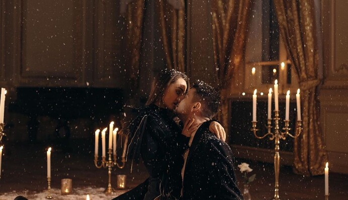 Фотограф показав гарячі кадри Ксенії Мішиної та Олександра Еллерта - пристрасть, кохання та вогонь читаються через екран