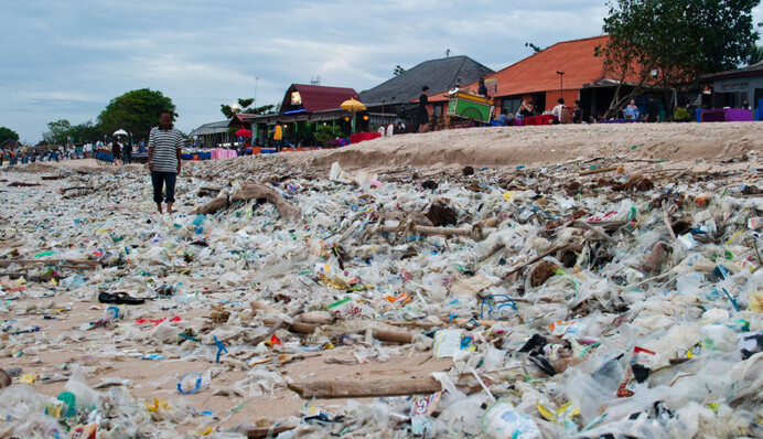 Більше ніж фото: найпопулярніший пляж на Балі перетворився на звалище