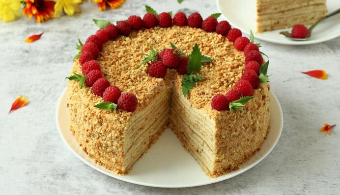 Як приготувати вдома торт Медовик: простий рецепт від Тетяни Литвинової