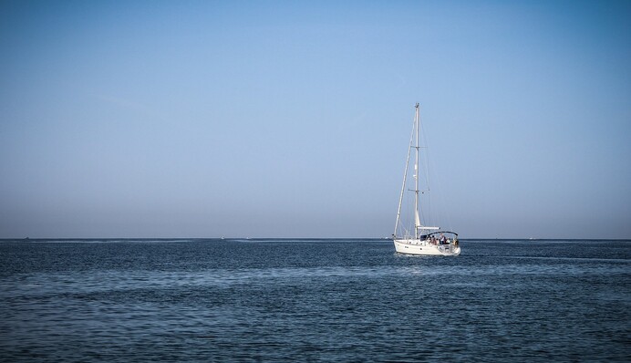 Літній чоловік впав в океан, але врятувався на плавучому маяку - до нього він добирався 2 км