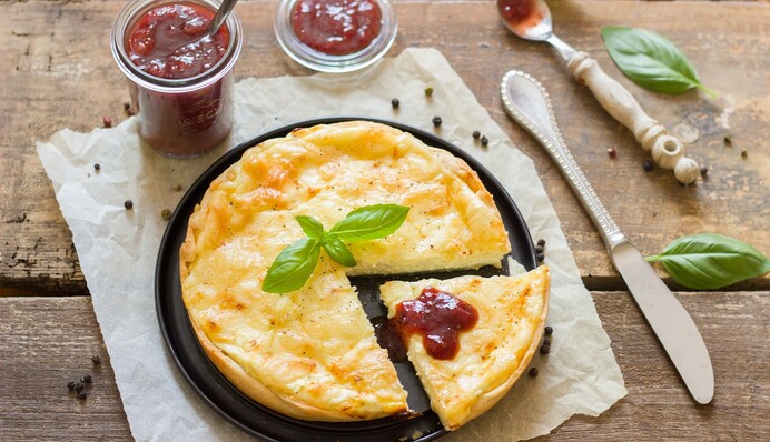 Печемо вдома ароматний пиріг-манник: простий рецепт і поради