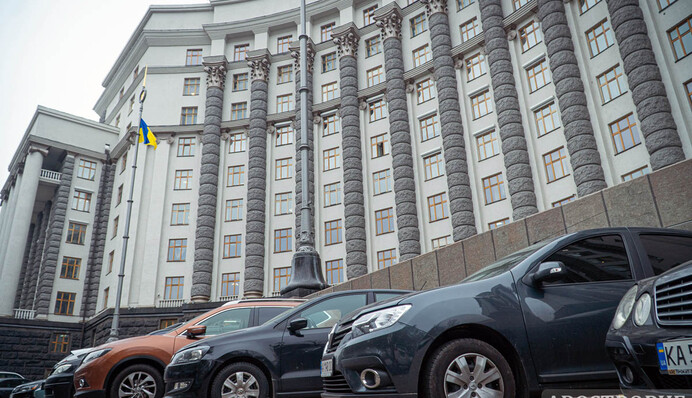 Влада обіцяє знизити ціни на газ: а що буде зі світлом і водою