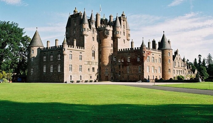 Племіннику королеви Єлизавети загрожує в'язниця - він напав на жінку в своєму замку