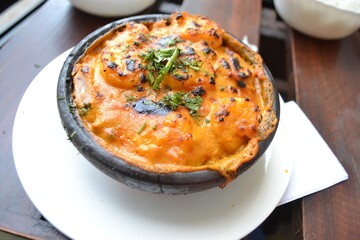 Готуємо на вечерю куряче філе з грибами по-французьки: рецепт і поради