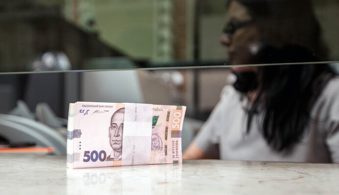 Небо и земля: почему из-за зарплат массово увольняются чиновники