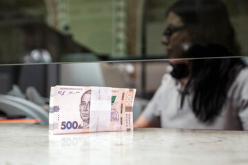 Небо і земля: чому через зарплат масово звільняються чиновники