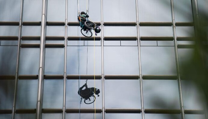 Парализованный скалолаз на коляске поднялся на один из самых высоких небоскребов Гонконга