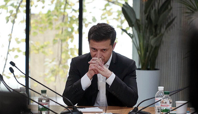 Между молотом и наковальней: почему у Зеленского не могут остановить 