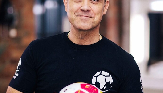 Робби Уильямс подхватил ковид, и проведет 14 дней в изоляции - но о таком карантине даже не грех помечтать