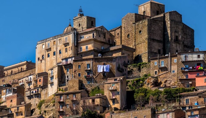 Італійський місто продає старі будинки за 1 євро і доплачує за їх ремонт