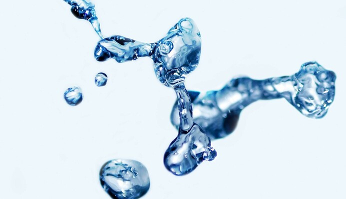 Блогеры массово готовят неньютоновскую жидкость: что это и как ее сделать дома