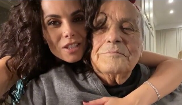Умер отец Насти Каменских: певица поделилась их последним видео