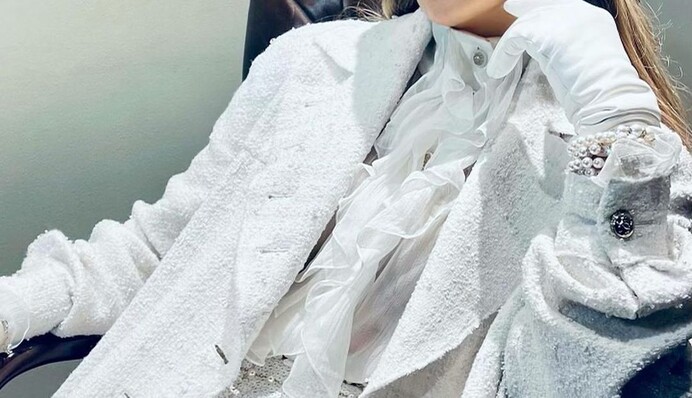 Инаугурация Байдена уже прошла, а фаны Джей Ло до сих пор говорят о ее белом тотал-луке: разбираем образ певицы