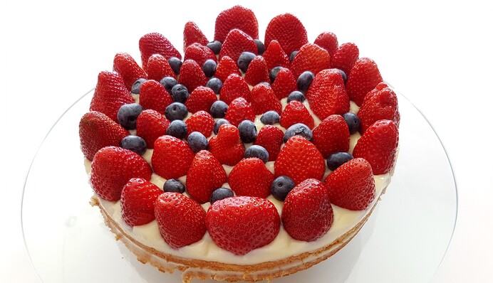 Як зробити вдома бісквітний торт з начинкою: рецепт без випічки