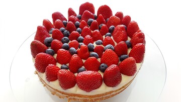 Як зробити вдома бісквітний торт з начинкою: рецепт без випічки