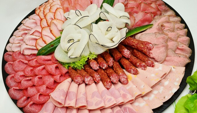 Як розпізнати неякісну ковбасу: корисні лайфхаки для походу в магазин