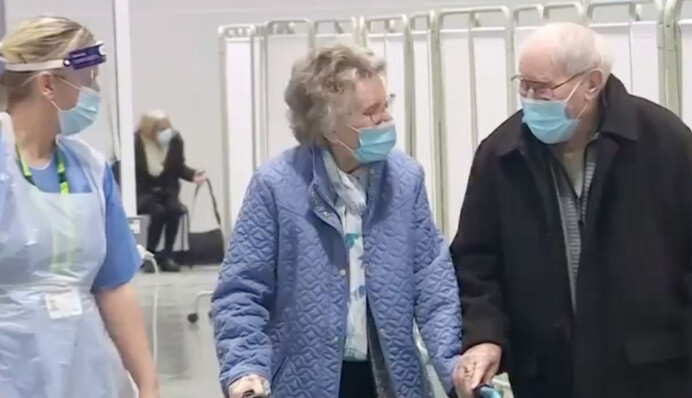 У Британії молодят прищепили від коронавірусу, і це найкращий подарунок, адже їм 90 і 86 років