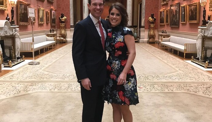 Внучка Елизаветы II показала счастливого мужа на фото с помолвки