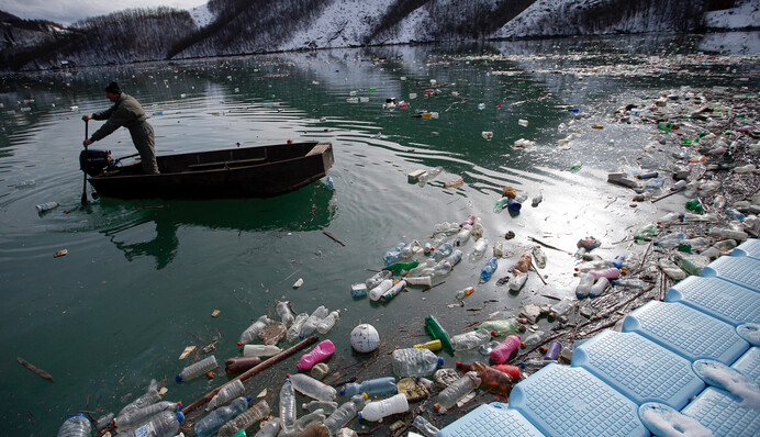 Більше ніж фото: мальовниче озеро в Сербії засипало товстим шаром сміття